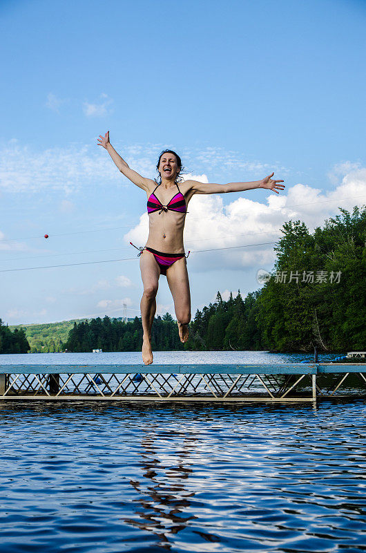 从码头往湖里跳的女人