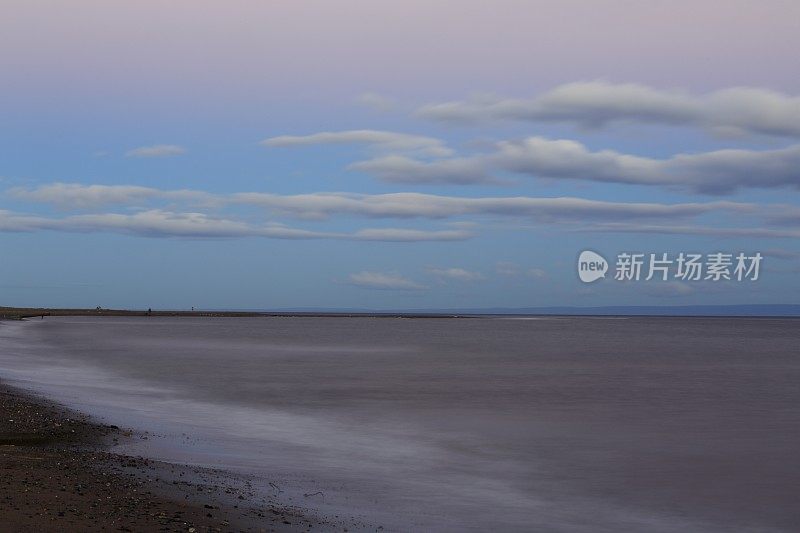 模糊的海滩在戏剧性的天空日落云景