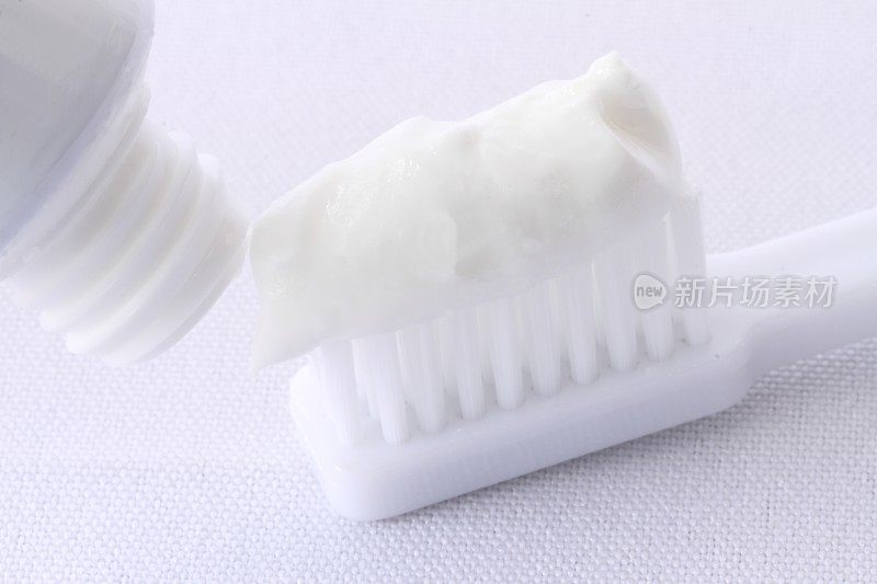 白色牙刷和牙膏