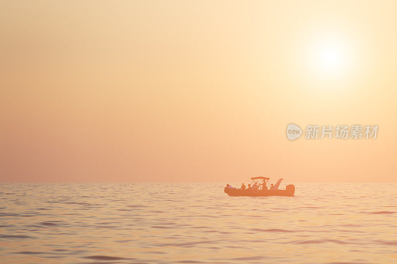 日落时海上的小船