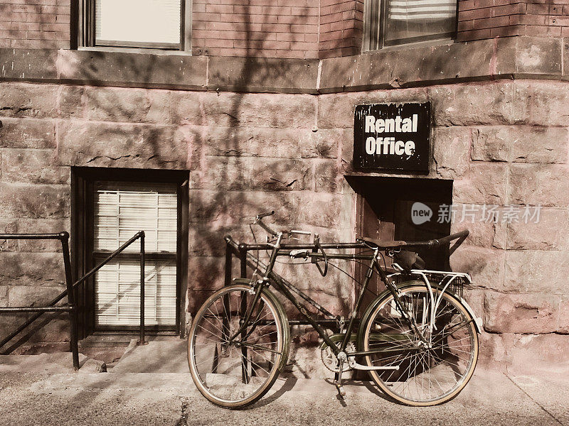 出租办公室的标志和自行车前的砖房