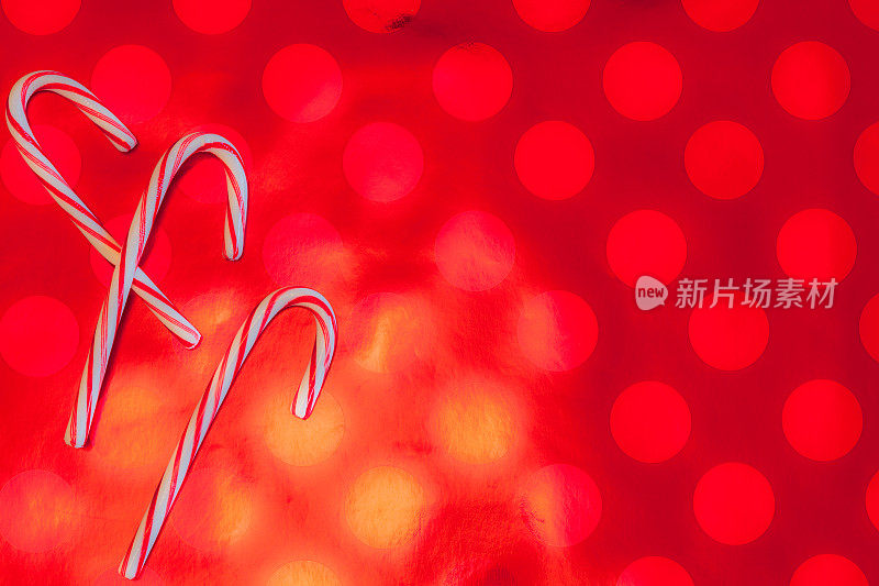 红色背景上的红色条纹圣诞糖果手杖(P)