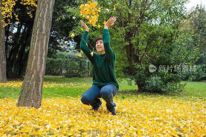 小男孩在玩树叶