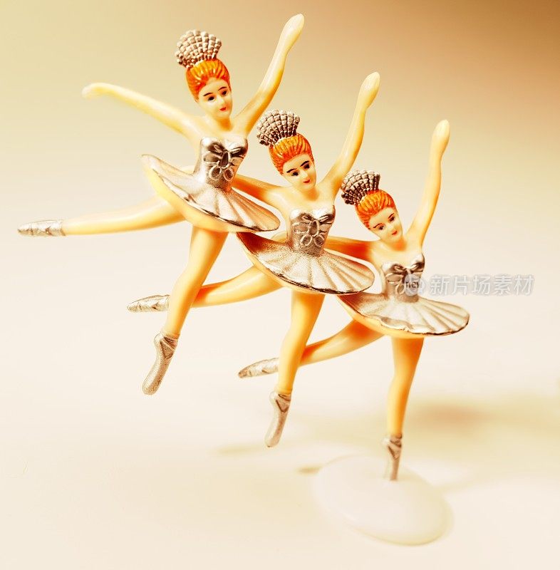 三个芭蕾舞演员跳舞
