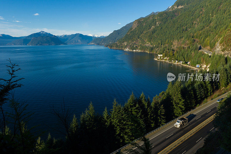 自卸卡车沿着99号公路行驶，BC省，加拿大