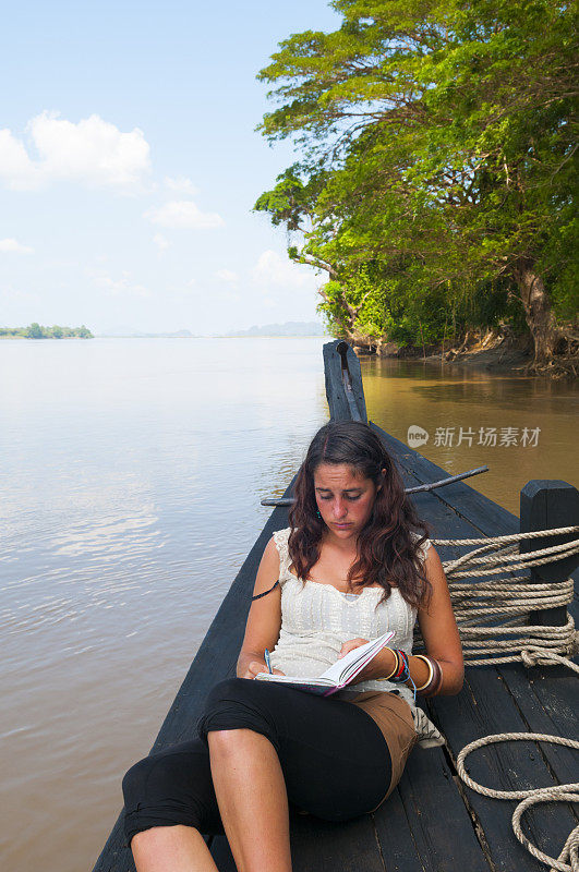 一个背包客在缅甸的坦温河上写日记