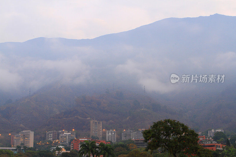 阿维拉山清晨有雾