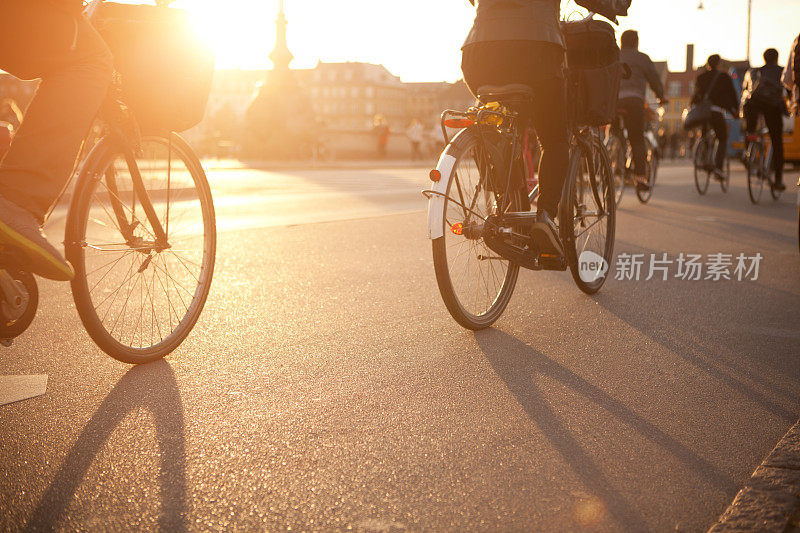 在城市街道上骑自行车。