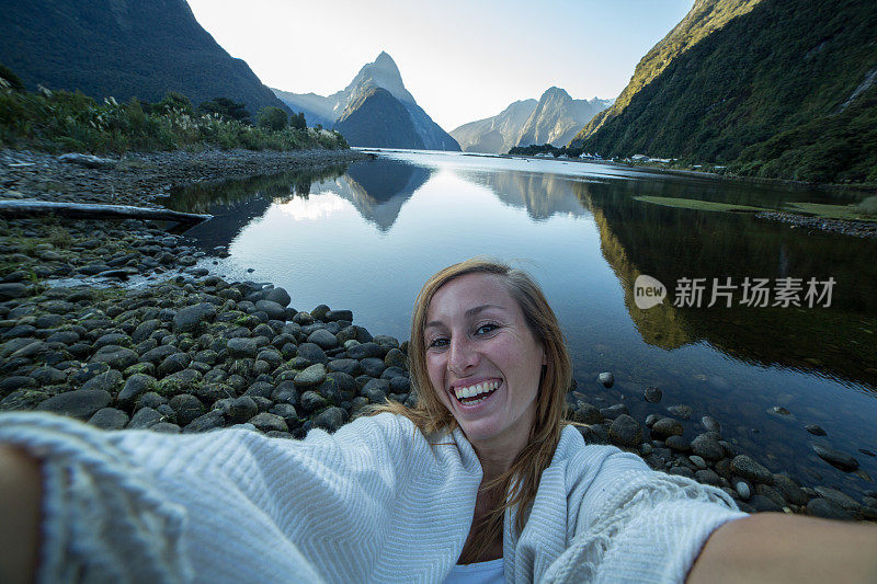 一名女子在新西兰米尔福德湾自拍