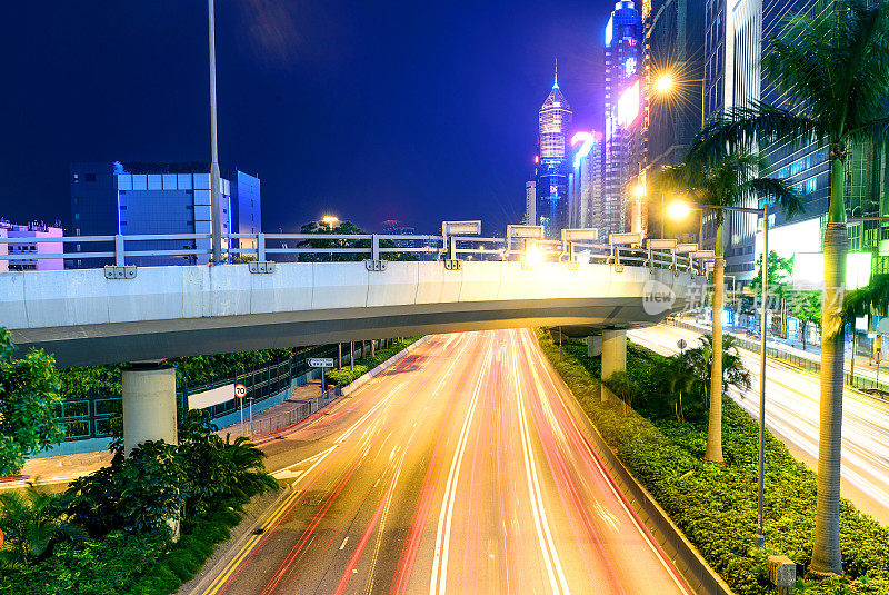 香港，现代都市夜晚的交通灯轨迹