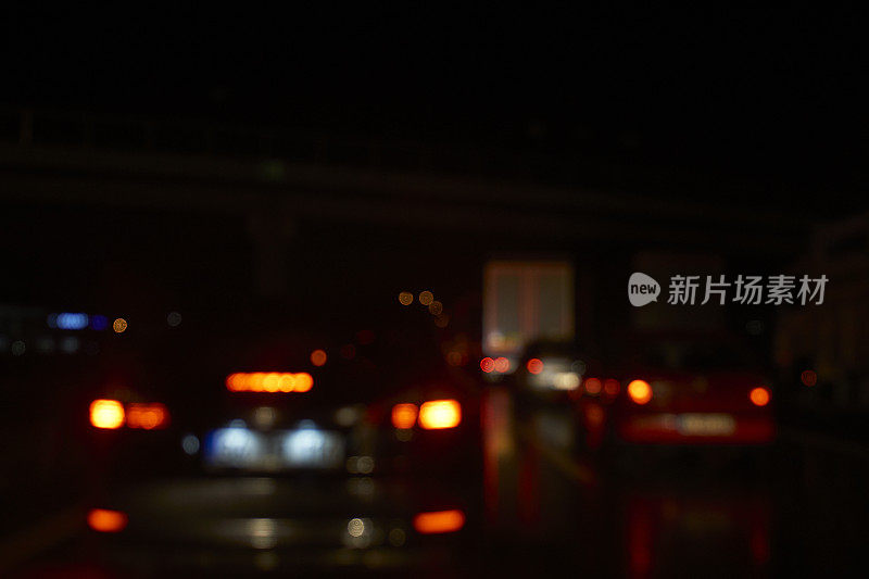 交通和车灯背景的抽象模糊散焦