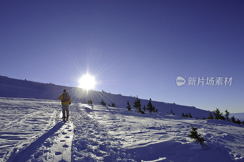 男子滑雪者滑雪登山在高山上