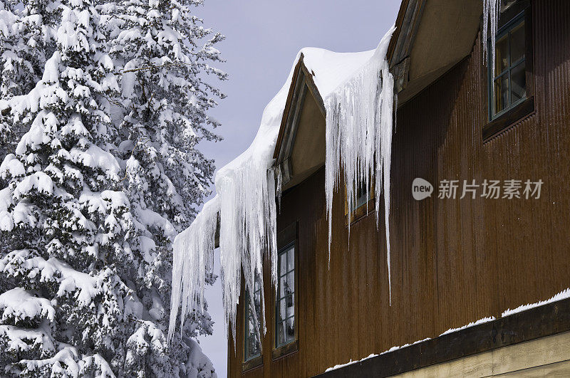 冬天，屋顶上挂着冰