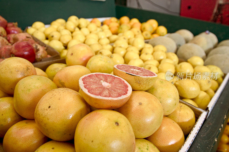 农贸市场上的葡萄柚