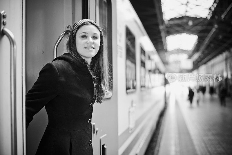 快乐的年轻女子乘火车旅行