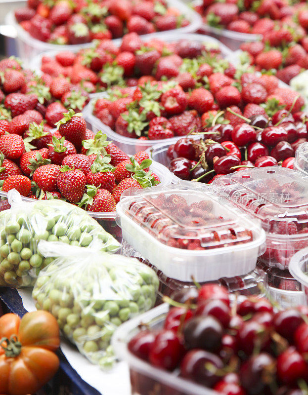 集市上的草莓、樱桃和豌豆