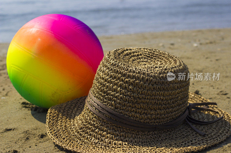 五彩沙滩球在海边休息