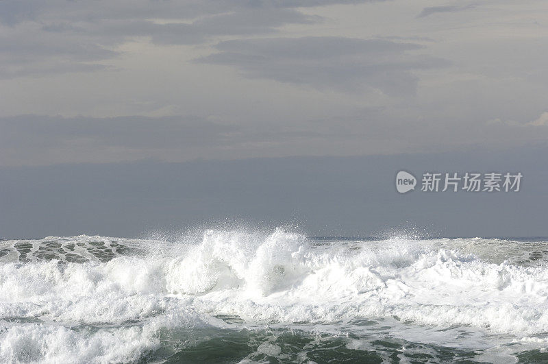 清晨的海浪和云