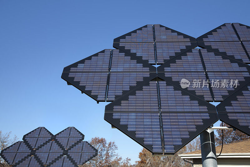 大型太阳能电池板在天空中跟踪太阳