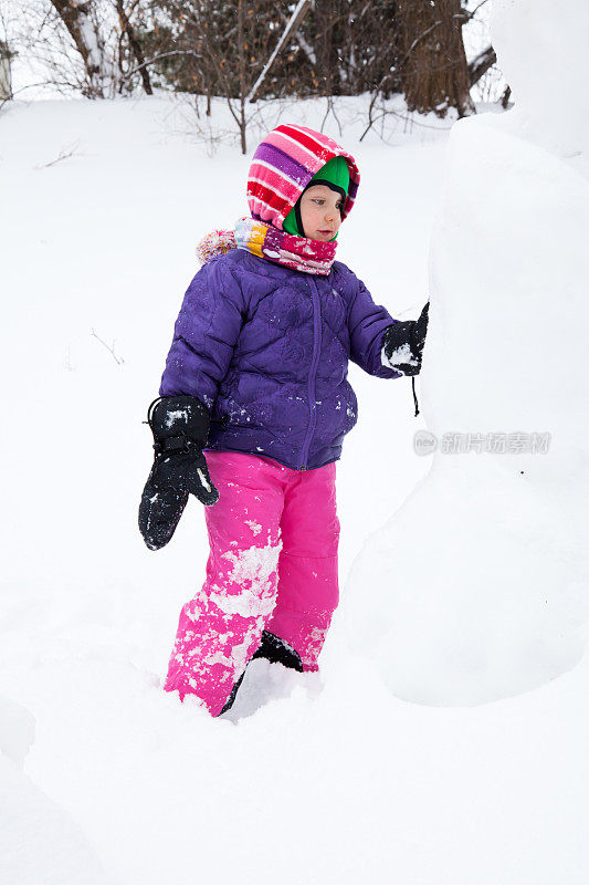 小女孩在雪上玩