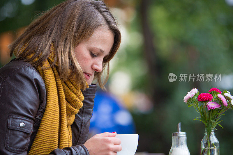 在咖啡馆做白日梦