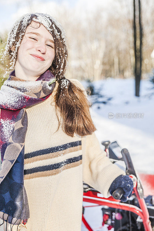 十几岁的女孩用雪泥除雪