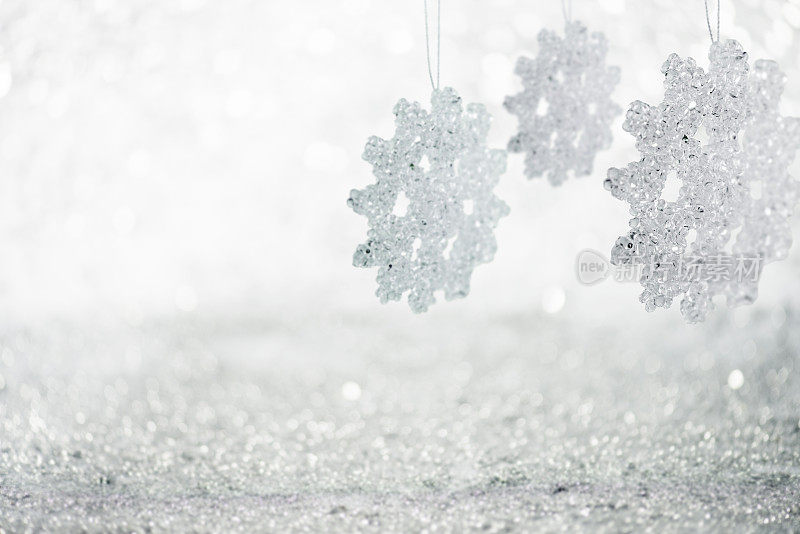 挂着冰冷的雪花