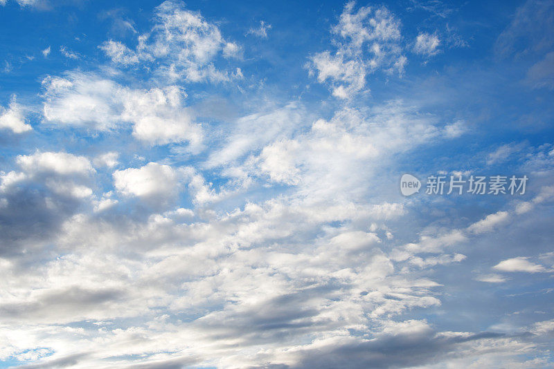 戏剧性的暴风雨的天空和云