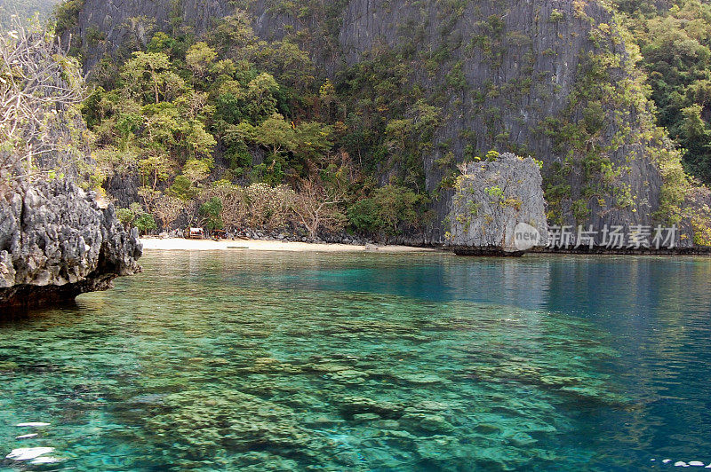 菲律宾巴拉望科伦岛喀斯特岩石下的小湾