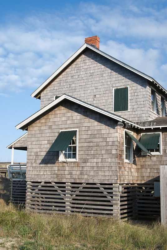 沙丘上的海滩小屋