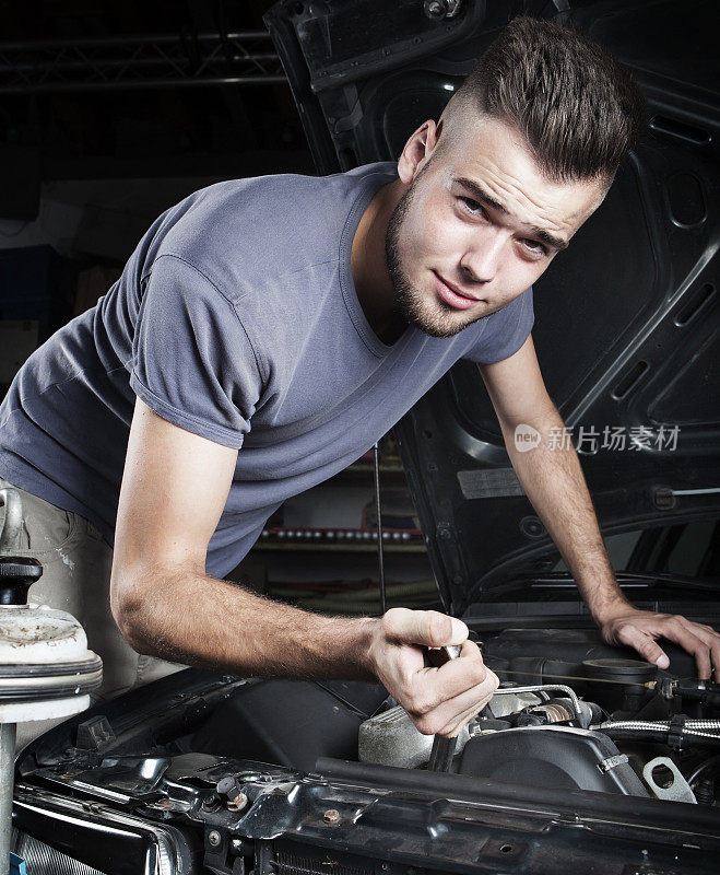 机械师修理汽车发动机马达