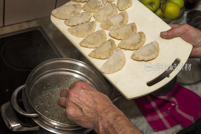 准备饺子