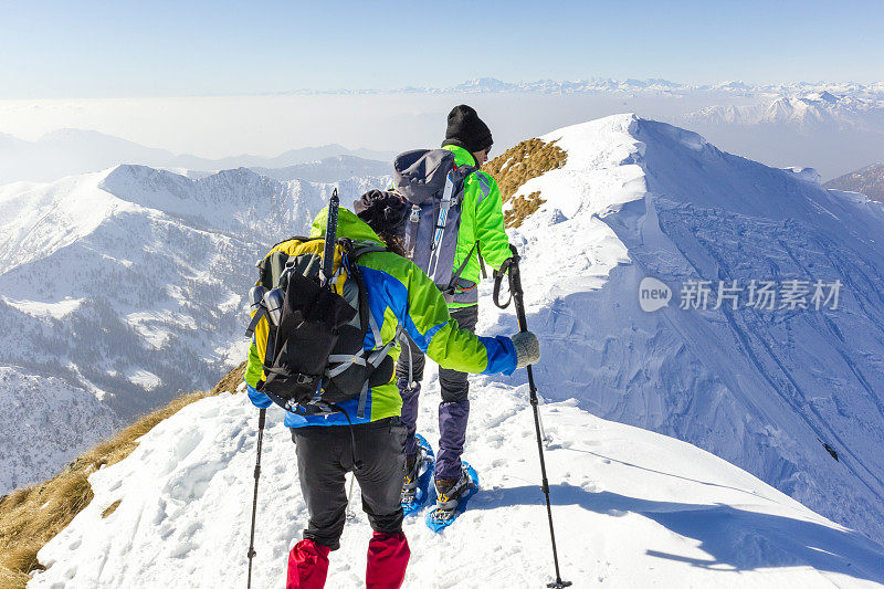 山脊上的登山者