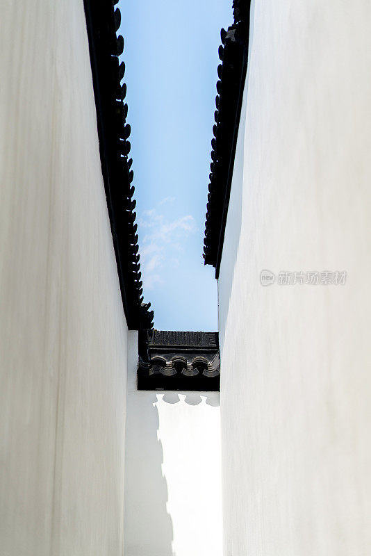 蓝天下中国传统建筑的檐口和墙