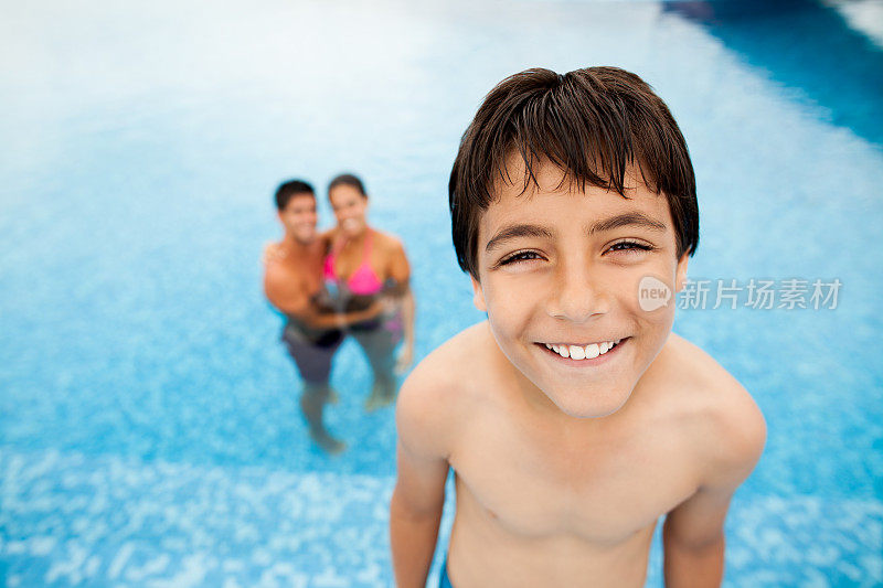 快乐的男孩在游泳池旁