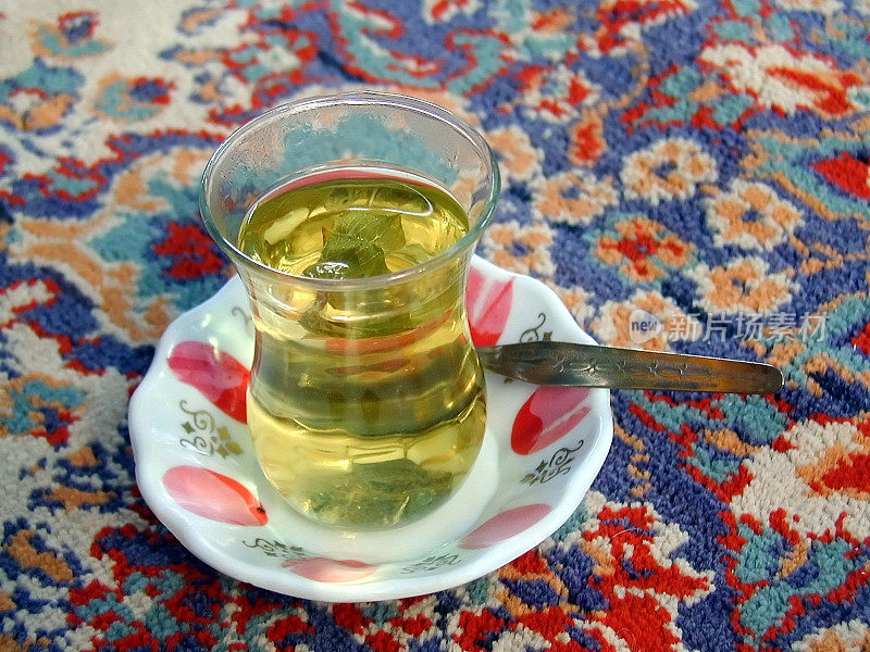 手织地毯上的土耳其花茶