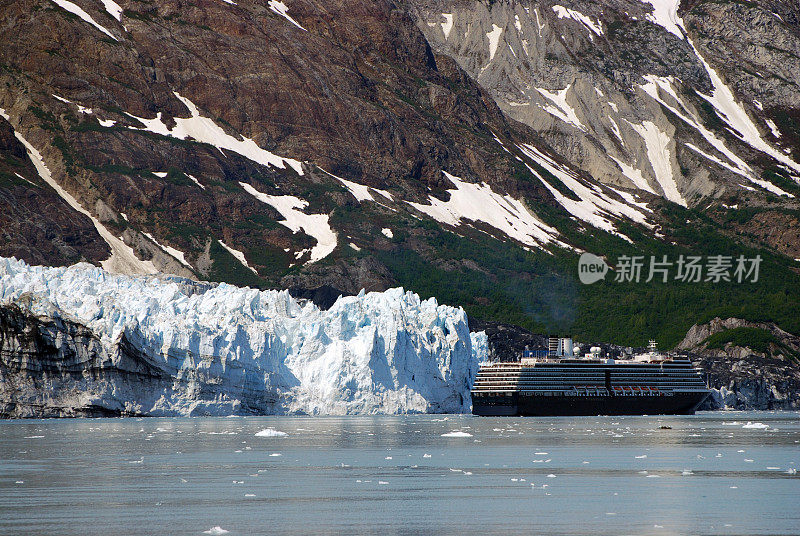 阿拉斯加冰川湾的玛格丽冰川和游船