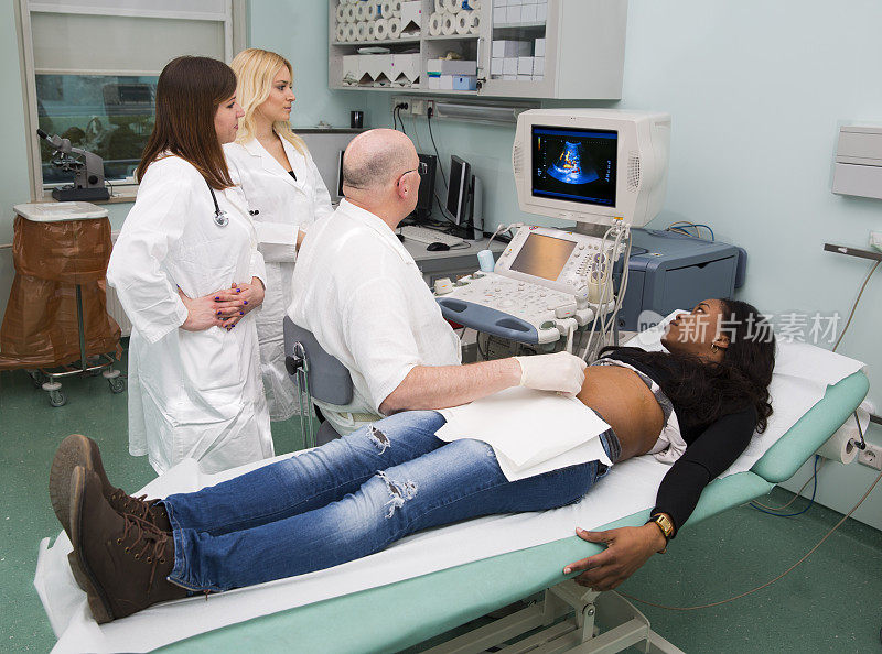 医生正在给一位可爱的年轻女士做超声波检查