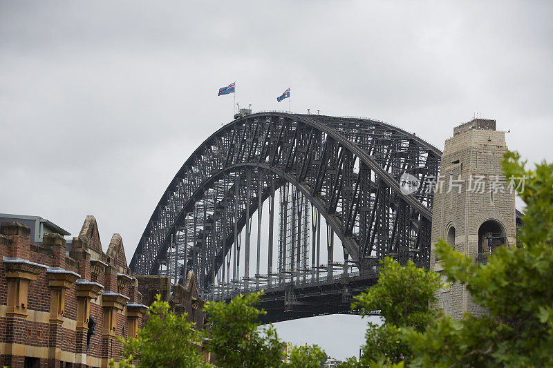 悉尼海港大桥上空的灰色天空