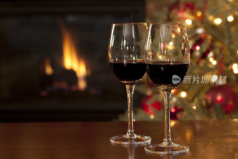 圣诞节时在壁炉前喝红酒