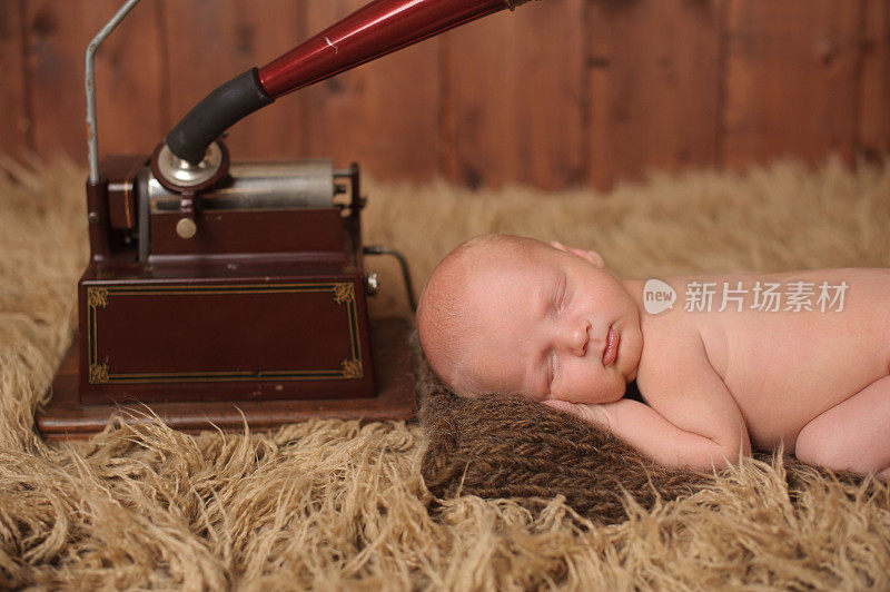 新生儿睡在留声机旁