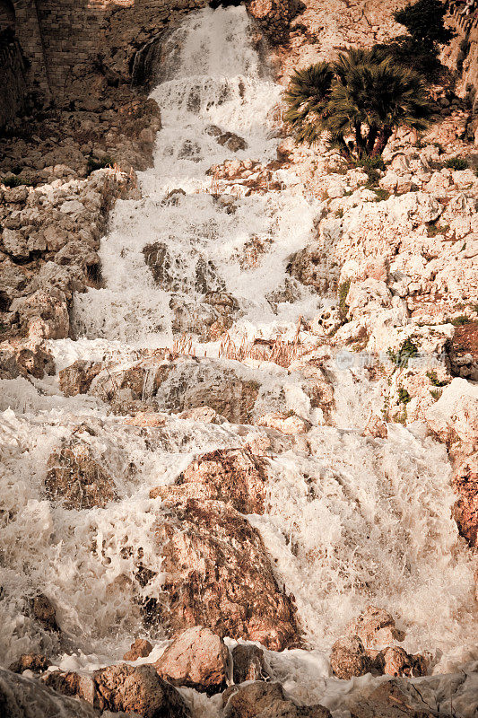 巨大的瀑布(意大利阿普利亚Leuca)