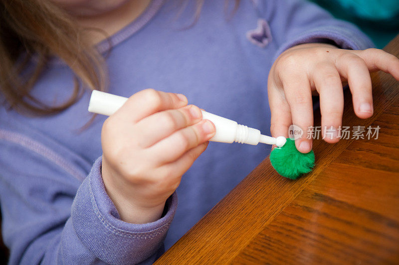 小白种女孩粘工艺品在家庭教育艺术课