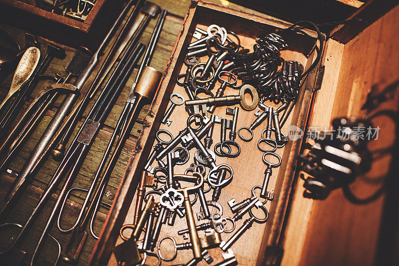 古董钥匙和工具