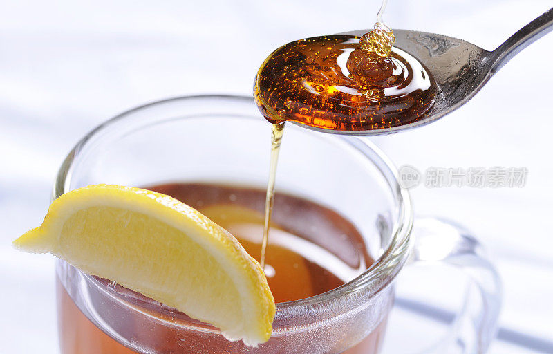 蜂蜜淋入柠檬茶中