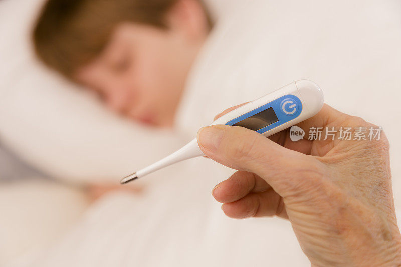 医疗保健:人用体温计检查发烧。流感季节。