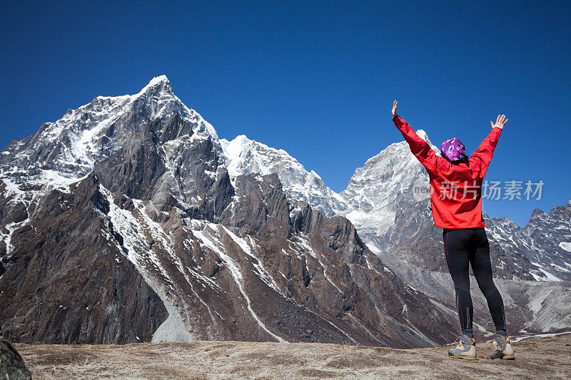 快乐的女人庆祝成功攀登喜马拉雅山
