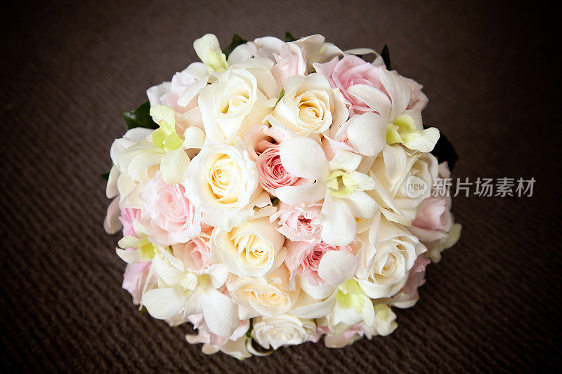 白色和粉色玫瑰新娘花婚礼花束