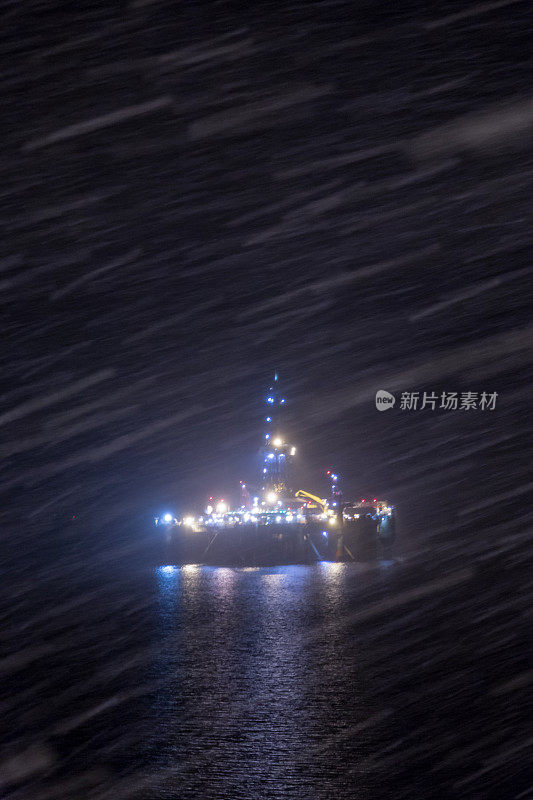 海上石油钻井平台在夜间冬季风暴