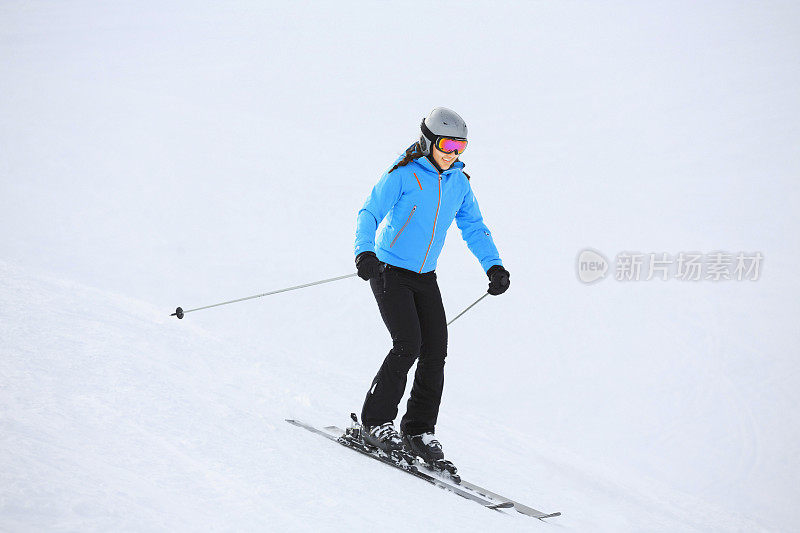 快乐微笑的少女滑雪滑雪在滑雪胜地滑雪